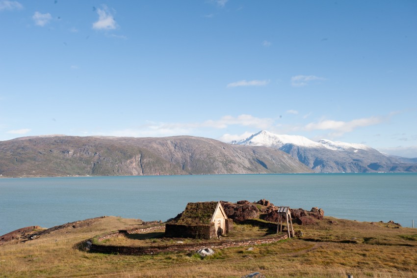 Tjodhilds kirke, replika. Bratteli, Eriksfjorden (Tunulliarfik). Foto: Ivars Silis