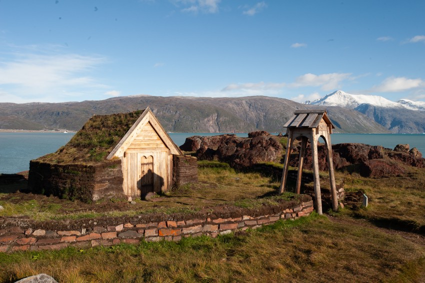 Tjodhilds kirke, replika. Bratteli, Eriksfjorden (Tunulliarfik).  Foto: Ivars Silis