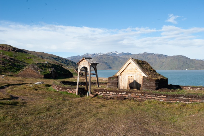 Tjodhilds kirke, replika. Bratteli, Eriksfjorden (Tunulliarfik). Foto: Ivars Silis