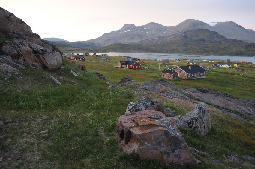 Gårdene (isl. Garðar, det nuværende Igaliku), bakkeskråning, hvor kamphandling finder sted. Foto: Ivars Silis